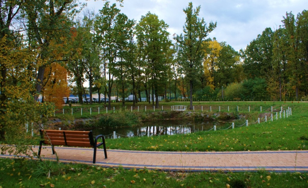 Park przed Domem Opieki Pałac dla Seniora w Sulejówku