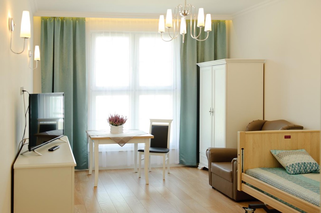 Pokoje w Domu Opieki Pałac dla Seniora w Sulejówku wyposażone są w specjalistyczne łóżka rehabilitacyjne