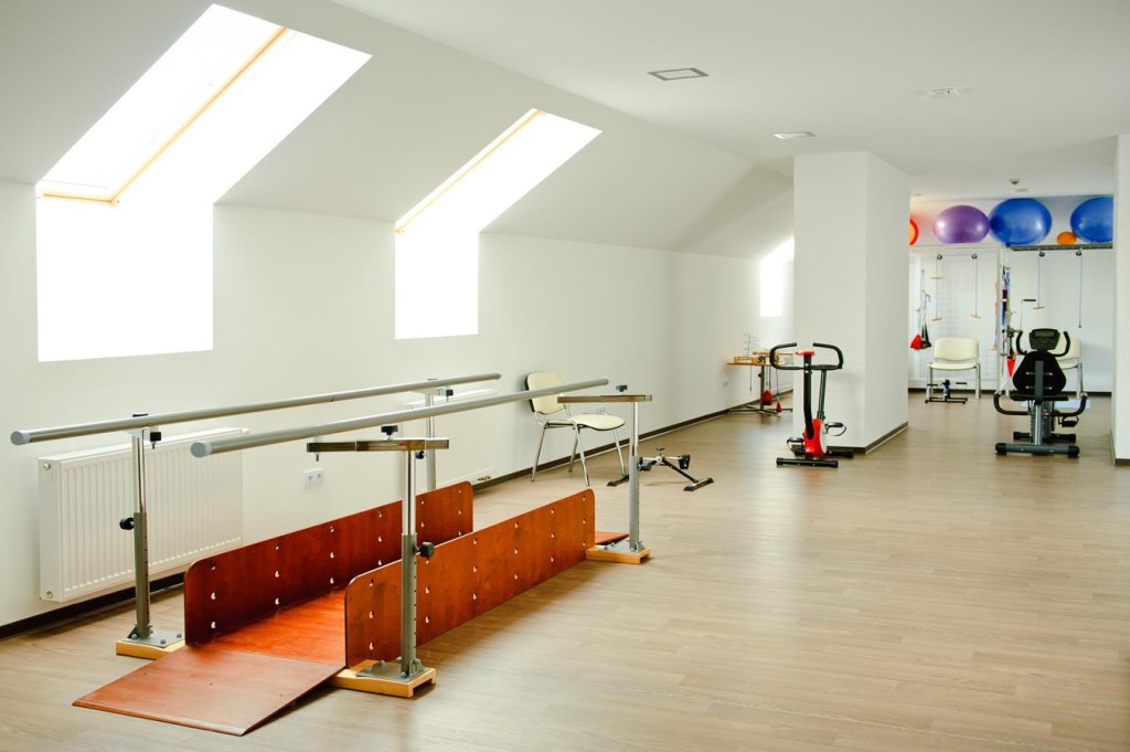 Dom Opieki Pałac dla Seniora w Sulejówku dysponuje nowoczesnym sprzętem rehabilitacyjnym, w tym torem do reedukacji chodu