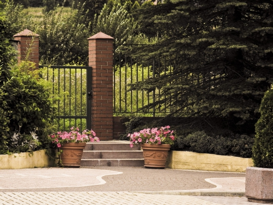 Rezydencja dla Seniorów „Złote Borki” w Jarnołtówku znajduje się na ogrodzonej działce