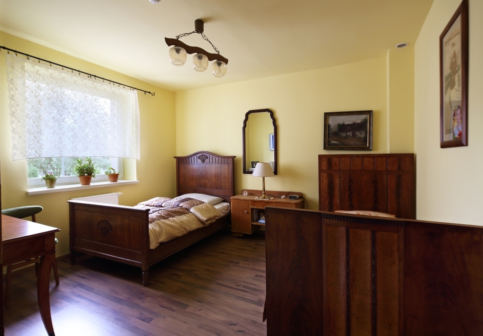 W Rezydencji dla Seniorów „Złote Borki” w Jarnołtówku dostępne są przestronne i w pełni wyposażone pokoje