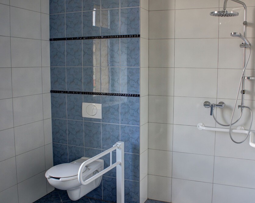W Dom Pomocy „Złota Jesień” w Ziębicach zastosowano specjalne udogodnienia dla seniorów (na zdjęciu łazienka z uchwytami ułatwiającymi korzystanie z sanitariatów)