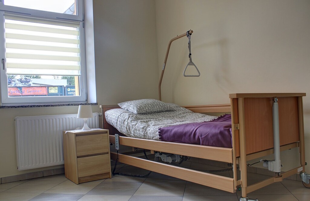W Domu Pomocy „Złota Jesień” w Zębicach znajdują się specjalistyczne łóżka rehabilitacyjne wraz z instalacją przywoławczą