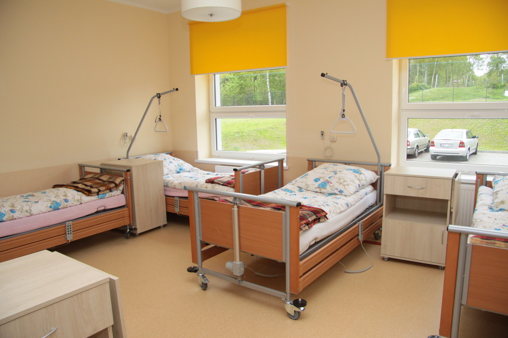 Dom Seniora – Rusinowa w Wałbrzychu i jeden z pokoi przeznaczonych dla pensjonariuszy