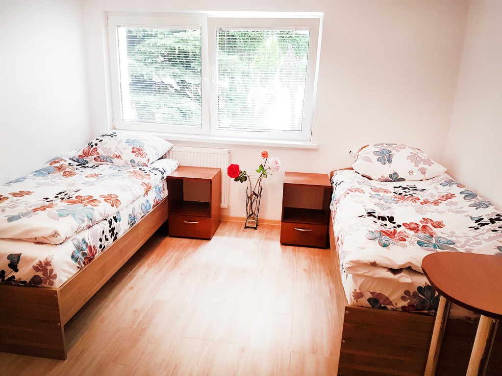 Pokoje w Domu Pielęgniarki „Magnolia” w Płochocinie są schludne i wyposażone w podstawowe meble 