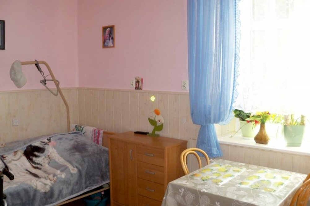 Pokoje w Domu Pomocy Społecznej w Nowej Rudzie - Słupiec są zaaranżowane z myślą o bezpieczeństwie i komforcie seniorów