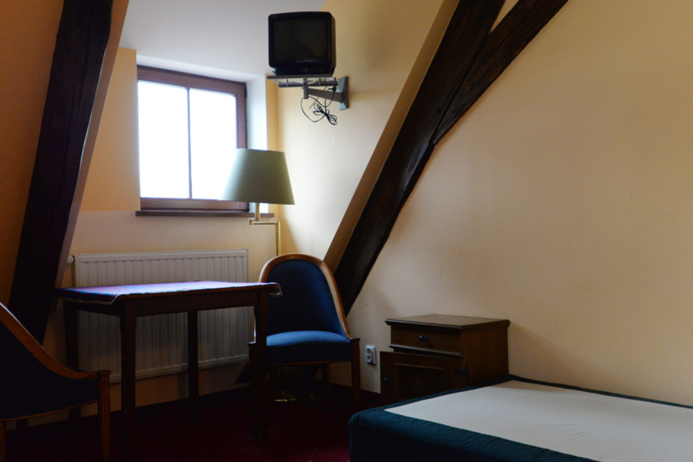 Pokoje w Domu Seniora „Willmannowa Pokusa” w Krzeszowie są wyposażone w podstawowe meble i sprzęty