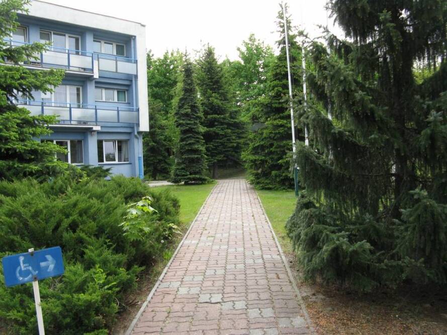 Otoczenie Domu Pomocy Społecznej im. dr Leona Szumana w Toruniu i jego wnętrze pozbawione są barier architektonicznych