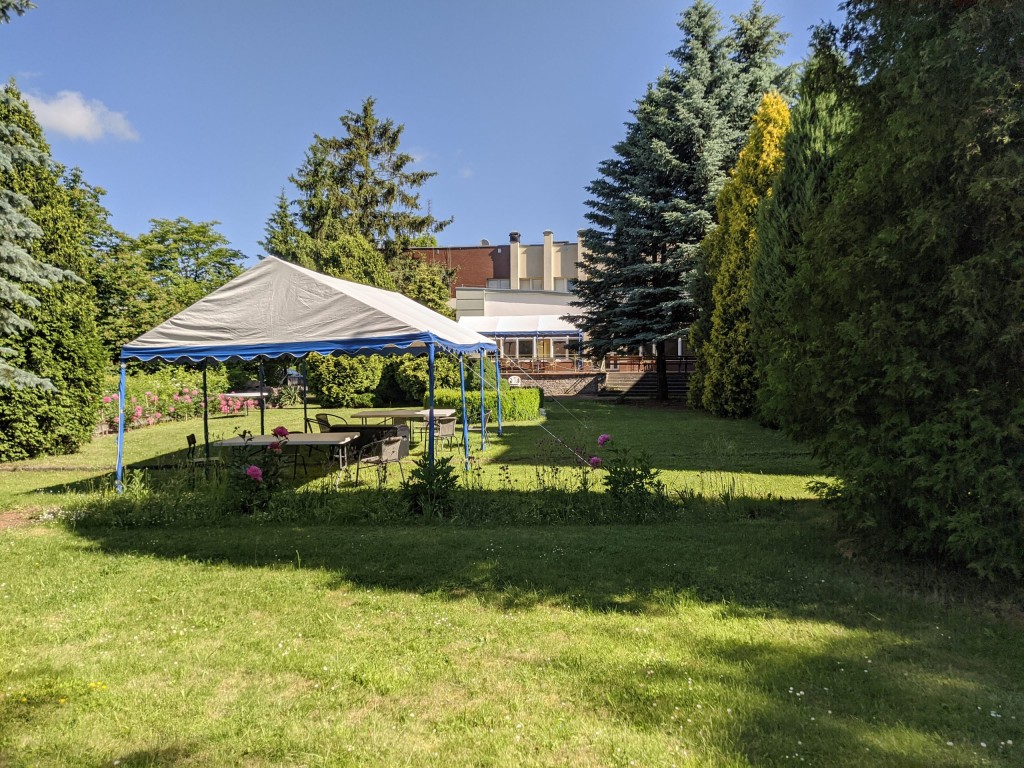 Teren przed Domem Pomocy Społecznej „Niezapominajka” w Elblągu pełni funkcję rekreacyjne