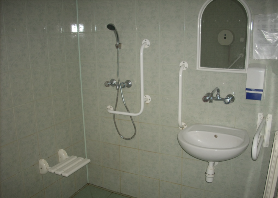 Dom Pomocy Społecznej „Jutrzenka" w Zgorzelcu - łazienka dostosowana do potrzeb osób niepełnosprawnych 