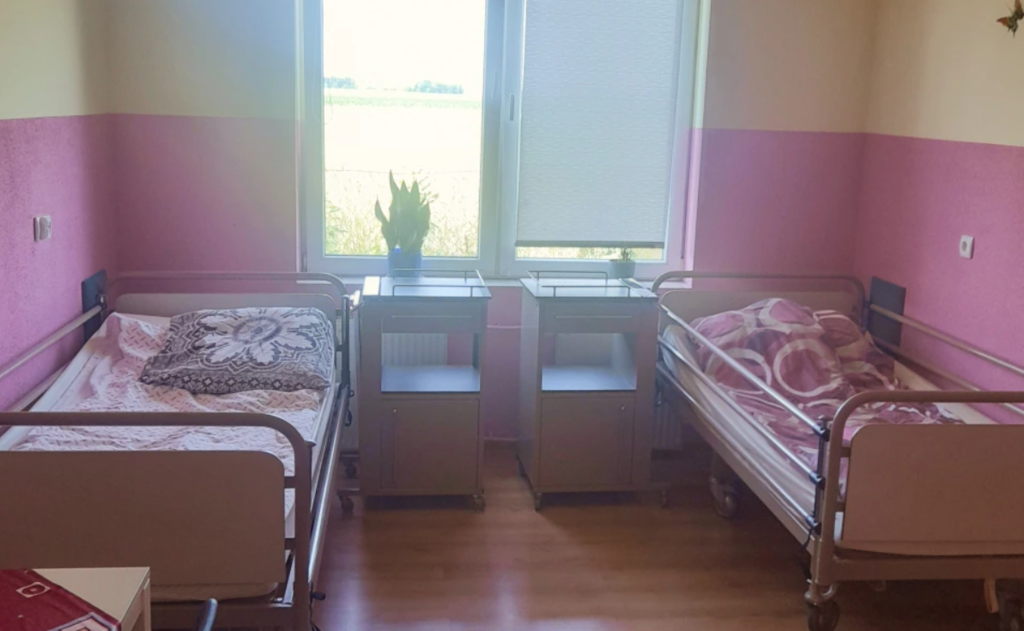 Placówka Całodobowej Opieki „Zacisze” w Piotrowicach - jeden z pokoi przeznaczonych dla pensjonariuszy