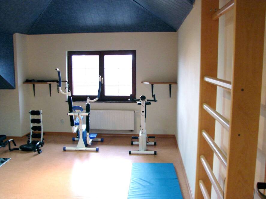 W Dom Seniora „Słoneczny Dom” w Dziwnówku znajduje się sala gimnastyczna wyposażona w profesjonalny sprzęt do ćwiczeń
