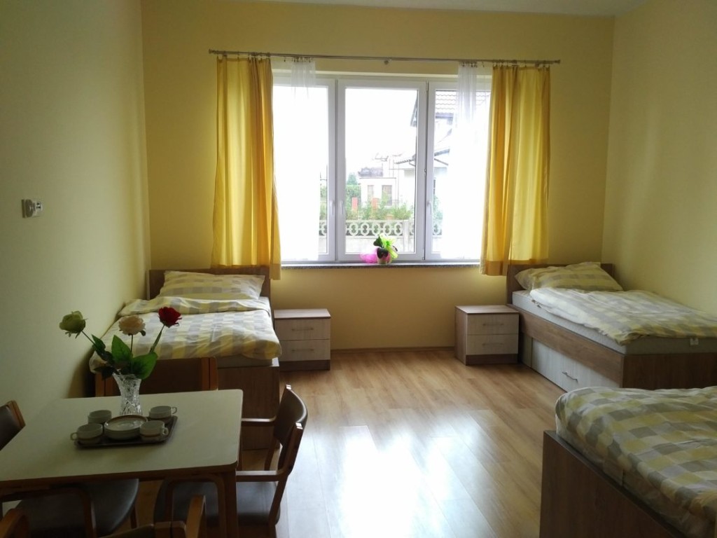 Pokoje w Nowym Domu Seniora w Łowiczu pozbawione są barier architektonicznych i wyposażone w niezbędne meble