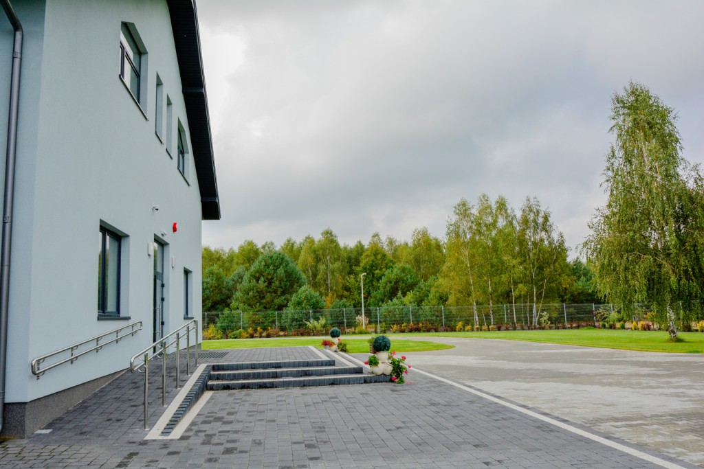 Dom Opieki SENIOR w Kozłach położony jest na ogrodzonej działce 