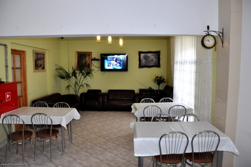 Dom Opieki GERMED w Łomiankach dysponuje przestronnym pokojem dziennym i jadalnią