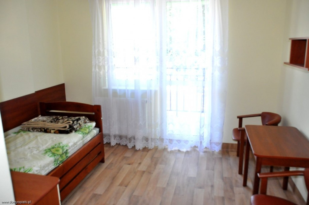 Pokoje w Prywatnym Domu Opieki GERMED w Nowym Dworze Mazowieckim są niewielkie, ale seniorzy mogą je urządzić według własnych potrzeb