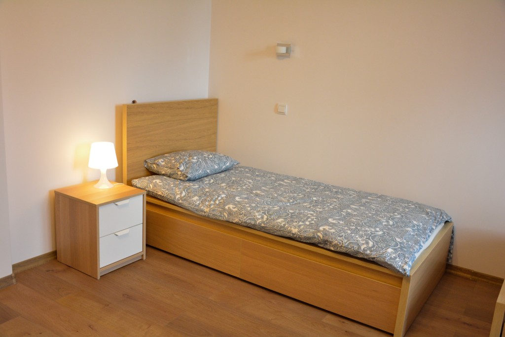 Pokoje w Domu Opieki SENIOR w Kozłach są jasne, przestronne i wyposażone w nowoczesne meble