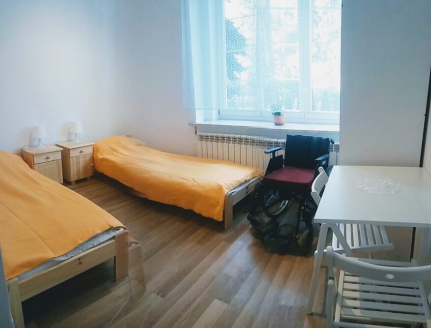 Pokoje w Domu Opieki „Willa Olkowo” w Podkowie Leśnej są przestronne, dzięki czemu osoby poruszające się na wózkach inwalidzkich nie mają trudności z poruszaniem