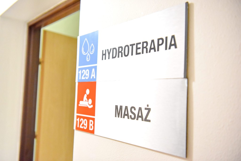 W Domu Opieki Seniora ,,Obok Lasu” w Grębiszewie  znajduje się gabinet masażu i pokój do hydroterapii