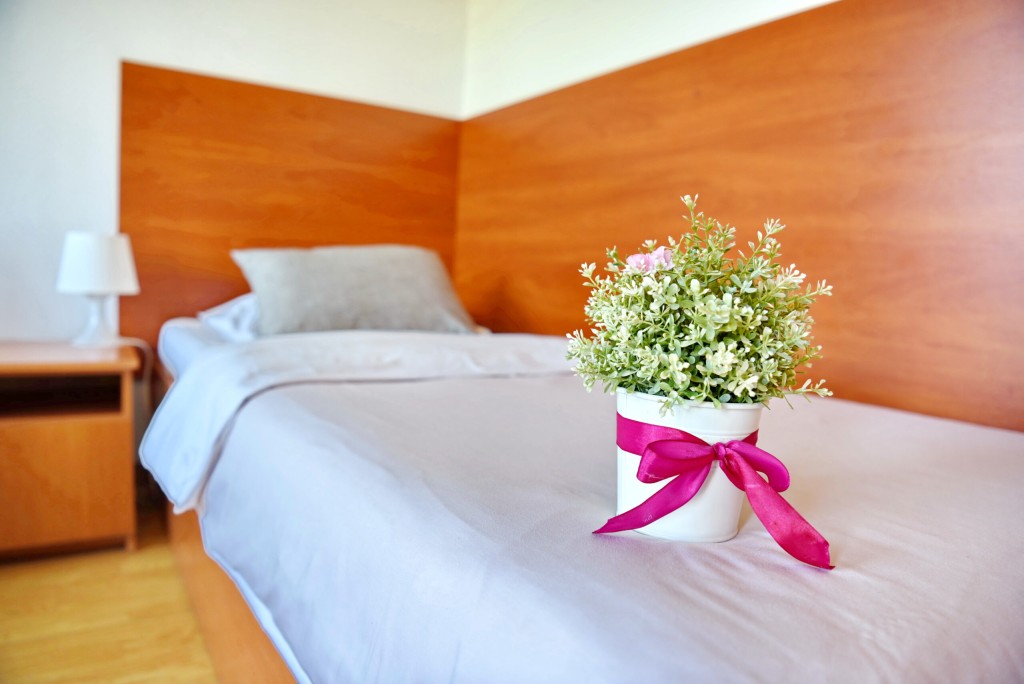 Jeden z pokoi w Domu Opieki Seniora ,,Obok Lasu” w Grębiszewie