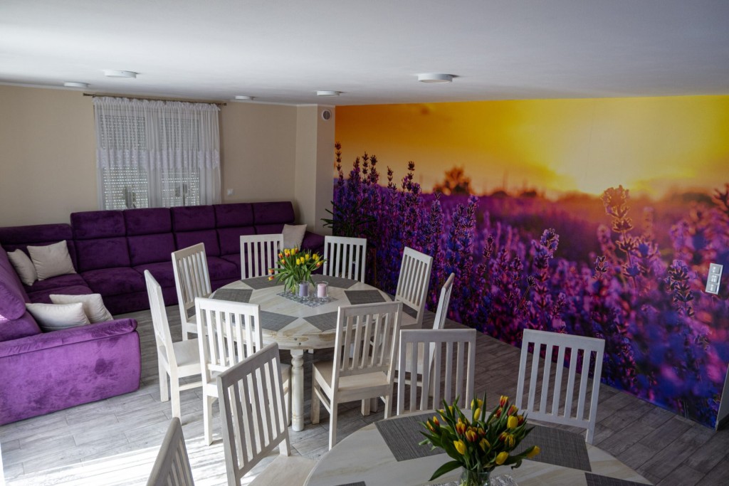 Salon w Domu Opieki - Rezydencji Lawendowej w Szczawinie to miejsce, w którym seniorzy chętnie spędzają czas w ciągu dnia