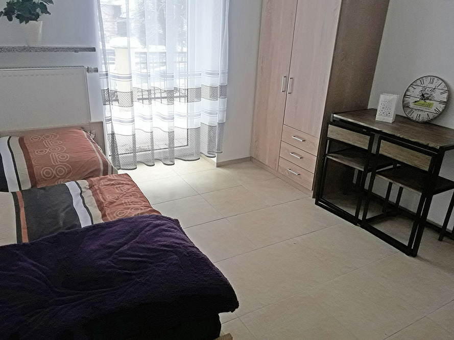 W pokojach Domu Aktywnego Seniora w Rajczy znajdują się wygodne łóżka, pojemne meble do przechowywania, a także biurka