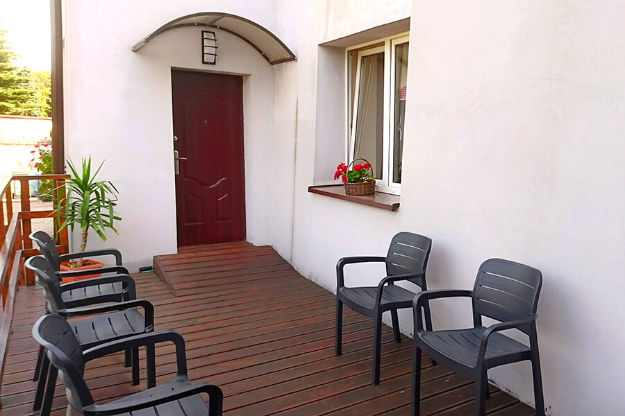 Przed Domem Opieki Familia w Rudzie Śląskiej znajduje się słoneczny taras z krzesełkami