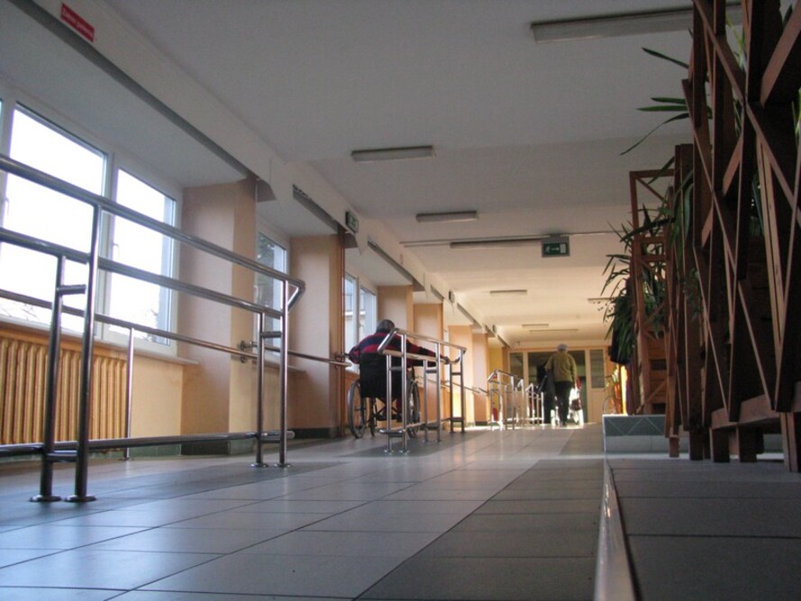 Centrum Rehabilitacyjno-Opiekuńcze w Łodzi to obiekt przystosowany do potrzeb osób poruszających się na wózkach inwalidzkich