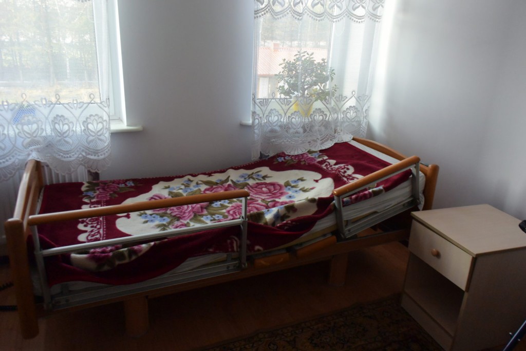 Jeden z pokoi w Domu Pomocy Społecznej eMKaMEDw  Żebrach-Laskowcu