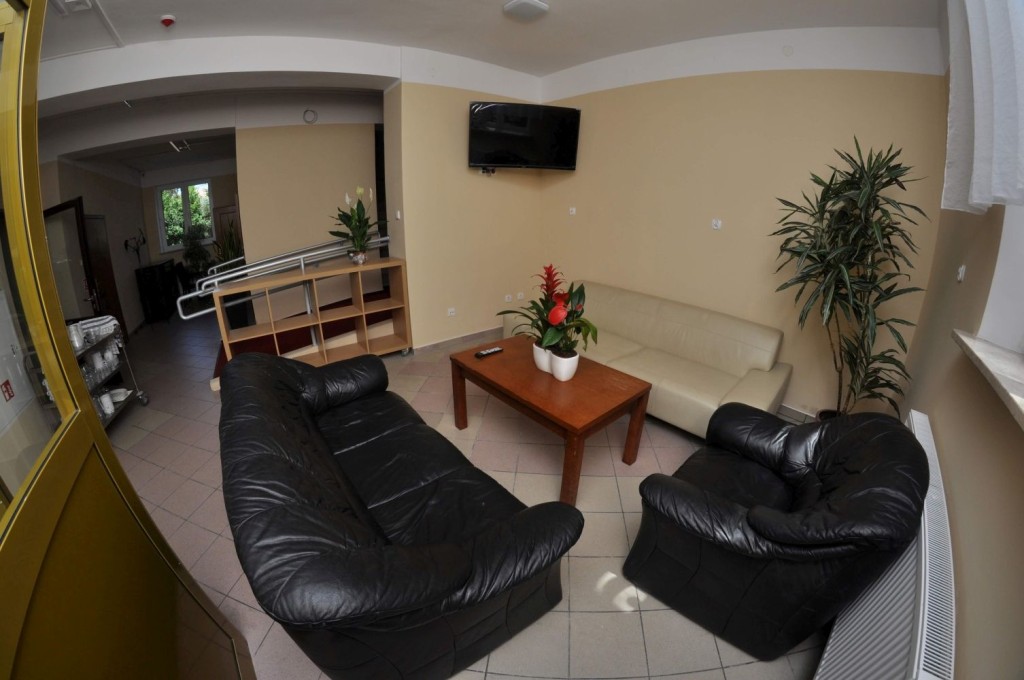 W Domu Seniora Ułan w Grudziądzu seniorzy mogą spędzać czas wspólnie w salonie