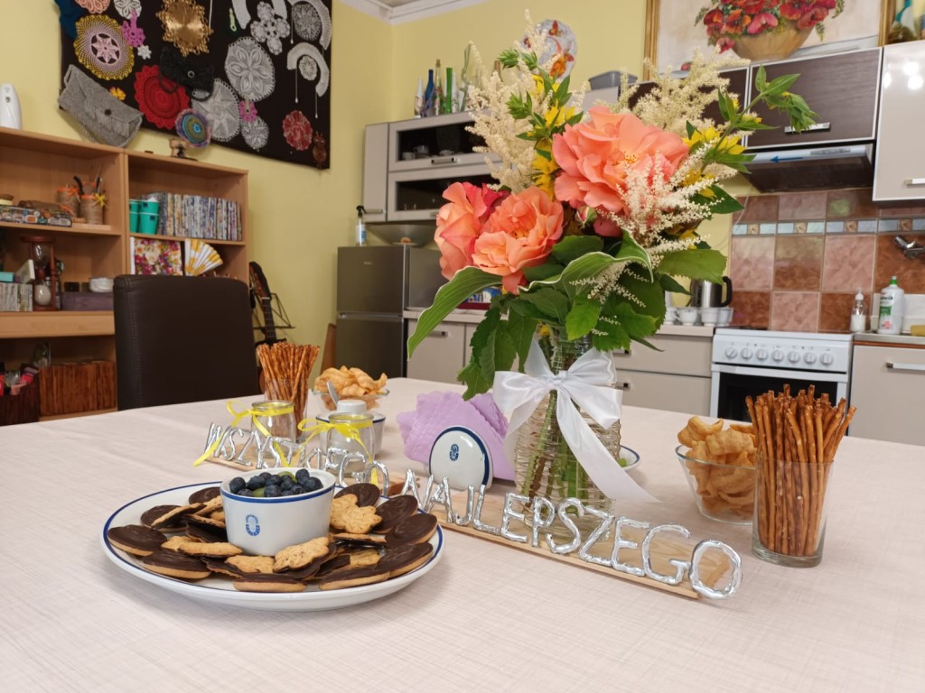 W Domu Pomocy Społecznej w Sosnówce seniorzy spędzają czas wspólnie, na przykład celebrując urodziny czy imieniny