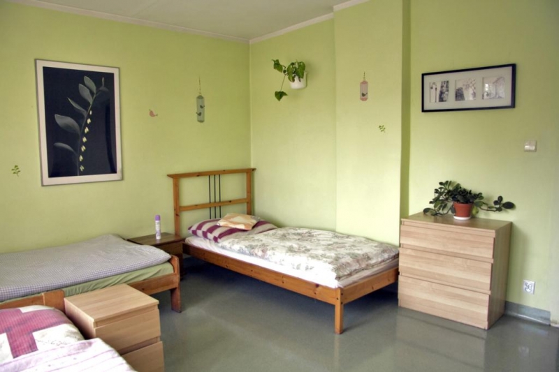 Pokoje w Domu Opieki Zapiecek w Rogoźniku są przestronne, dzięki czemu bez problemu mogą poruszać się po nich osoby na wózkach inwalidzkich