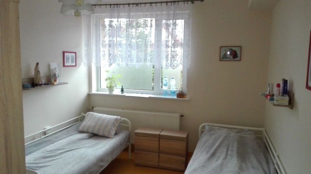 Pokoje w Domu Seniora Jutrzenka w Glinczu są wyposażone w podstawowe meble i sprzęty