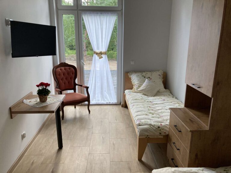 Pokoje w Domu Seniora Zielony Zakątek w Trzemesznie posiadają bezpośrednie wyjście na słoneczny taras