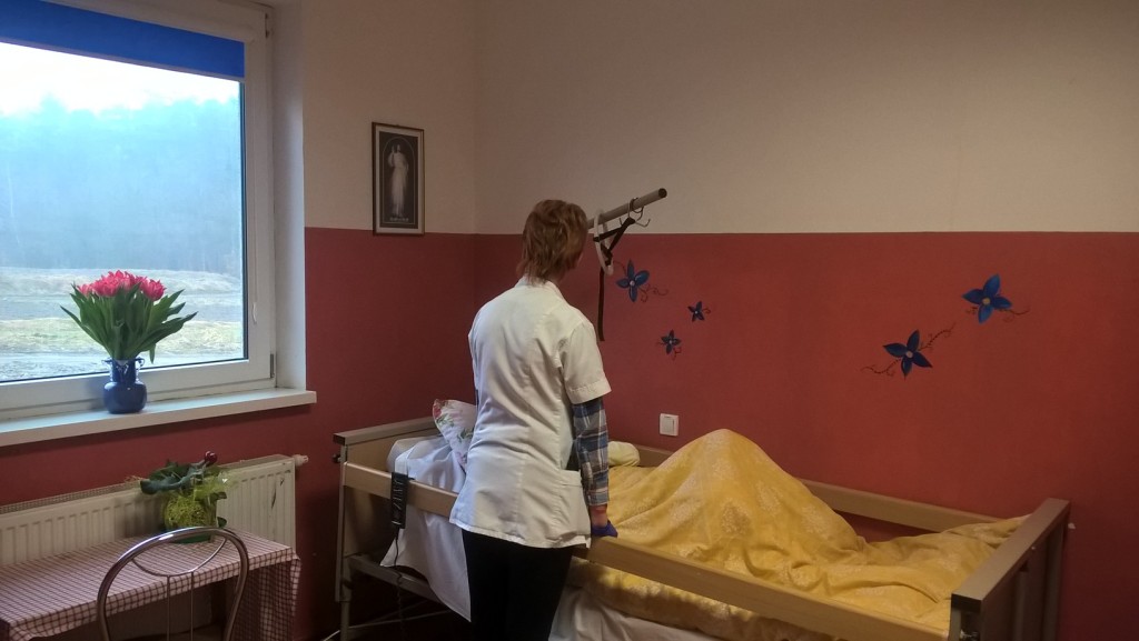 W Domu Seniora „Pod Lasem” w Hopowie seniorzy mają zapewnioną całodobową opiekę pielęgniarską