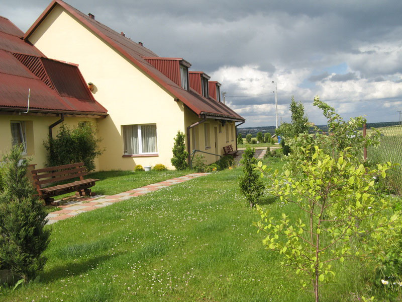 Teren wokół Domu Seniora Jutrzenka w Glinczu  jest ogrodzony i zaaranżowany z myślą o seniorach