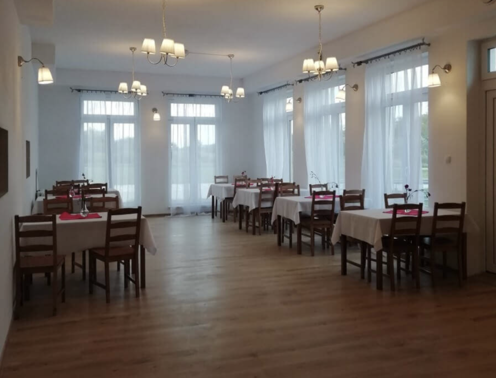 W Domu Opieki św. Kosmy i Damiana w Gawartowej Woli dostępna jest przestronna jadalnia 