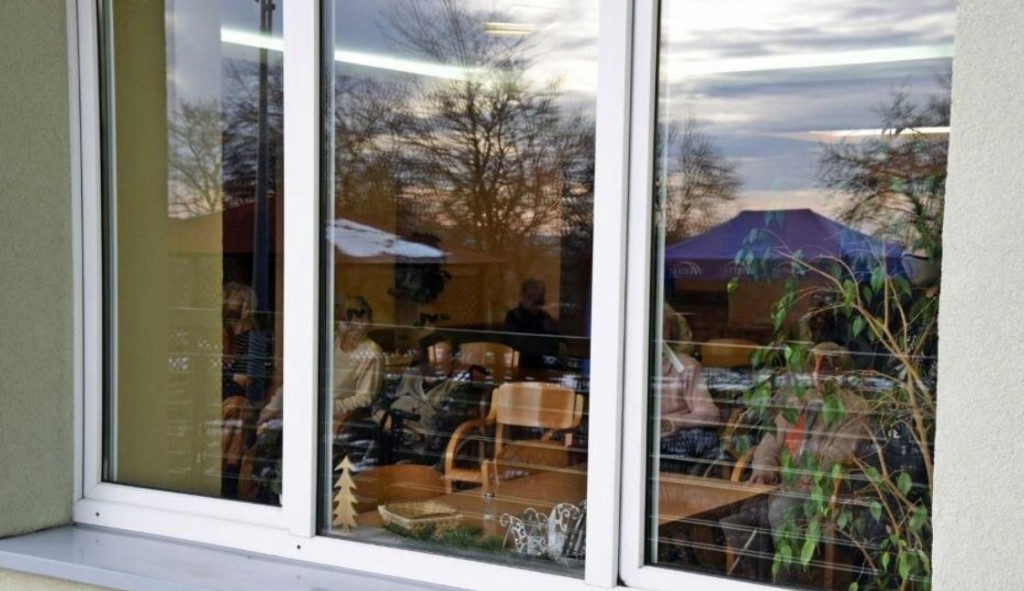 Mieszkańcy Domu Pomocy Społecznej w Zielonej Górze spędzają wolny czas w świetlicy i innych pomieszczeniach ogólnodostępnych