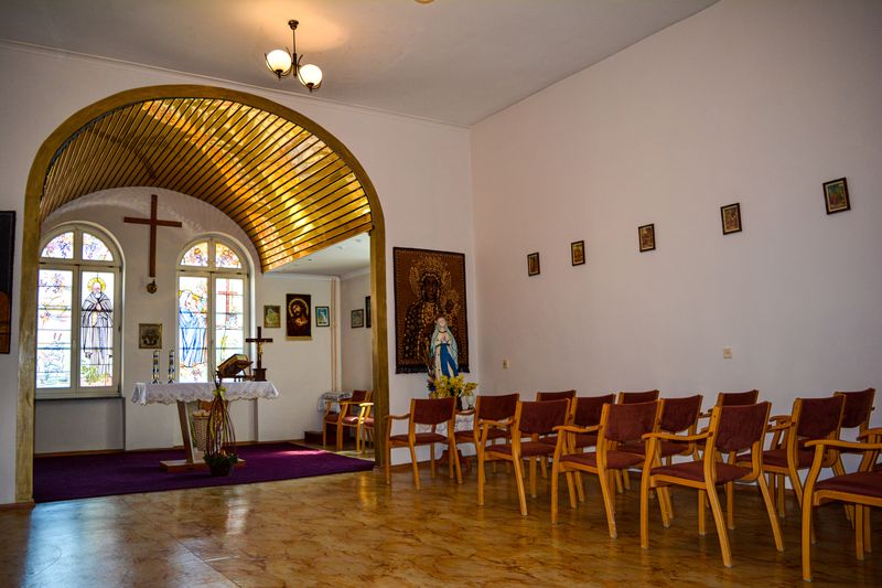 Na terenie Domu Pomocy Społecznej w Ziębicach znajduje się kaplica - mogą z niej korzystać mieszkańcy i ich goście
