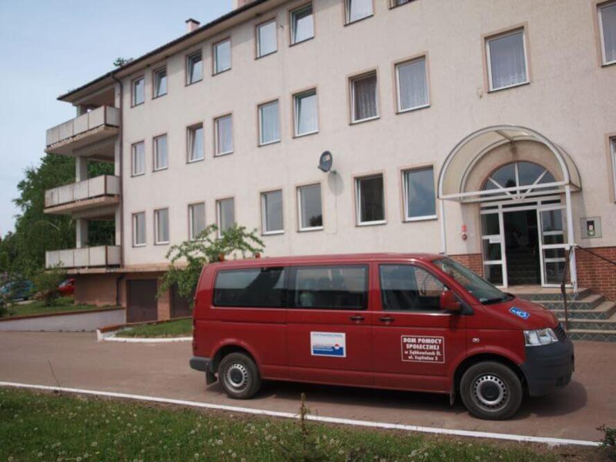 Dom Pomocy Społecznej w Ząbkowicach Śląskich i bus służący do przewozu pensjonariuszy na badania i konsultacje lekarskie