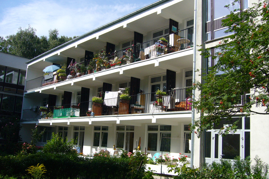 Pokoje w Domu Pomocy Społecznej Włókniarz im. Jana Pawła II w Łodzi posiadają przestronne balkony