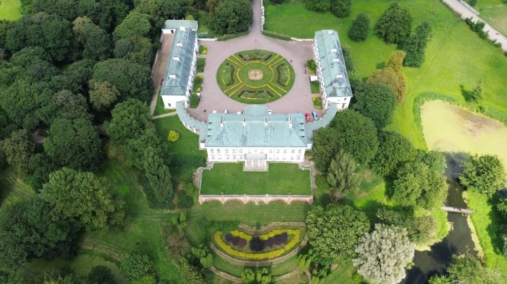 Budynek Domu Pomocy Społecznej im. Macieja Rataja w Kocku z lotu ptaka