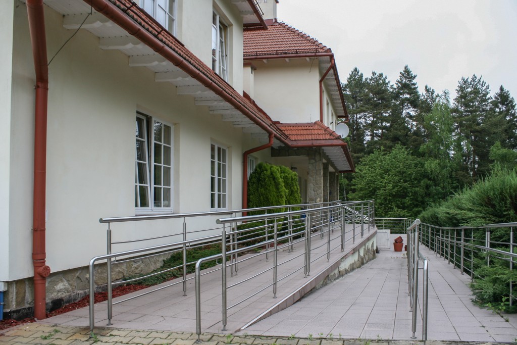 Podjazd dla wózków inwalidzkich przed Domem Pomocy Społecznej im. św. Siostry Faustyny Kowalskiej w Rabie Wyżnej