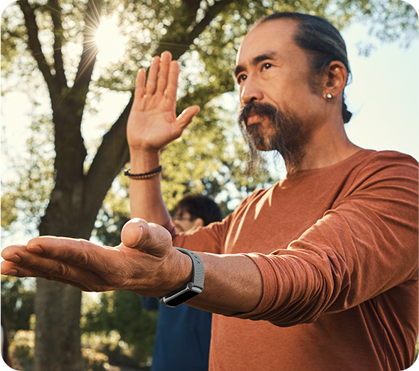 Fitbit Charge 6 na ręce seniora uprawiającego sztuki walki