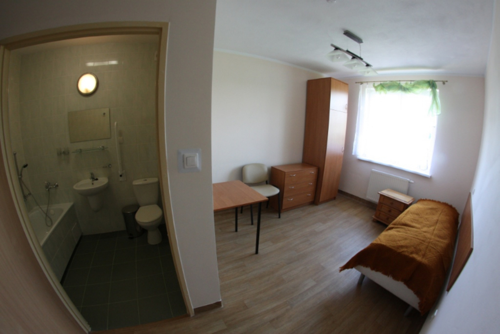 Powiatowy Dom Pomocy Społecznej w Niemojowicach - pokój z łazienką przeznaczony dla 1 osoby