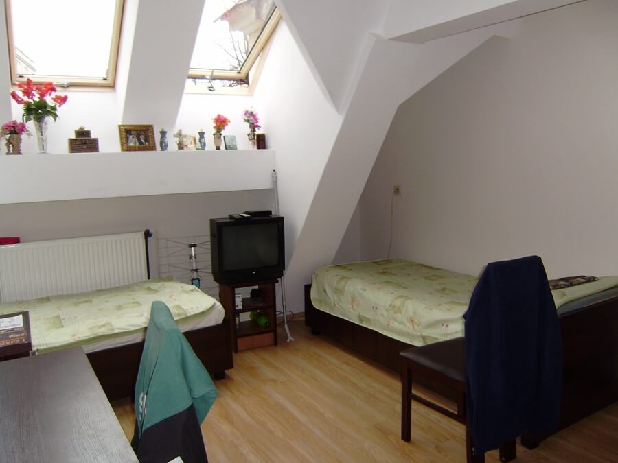 Mieszkańcy Domu Pomocy Społecznej w Ząbkowicach Śląskich mogą doposażyć swoje pokoje, na przykład dekorując je przywiezionymi z domu bibelotami