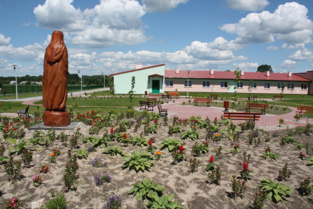 Powiatowy Dom Pomocy Społecznej w Niemojowicach i teren wokół ośrodka