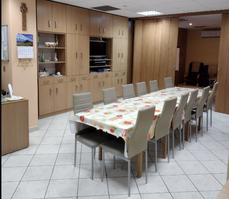 Dom Pomocy Społecznej „Nazaret" w Gliwicach dysponuje pomieszczeniami ogólnodostępnymi, takimi jak świetlica