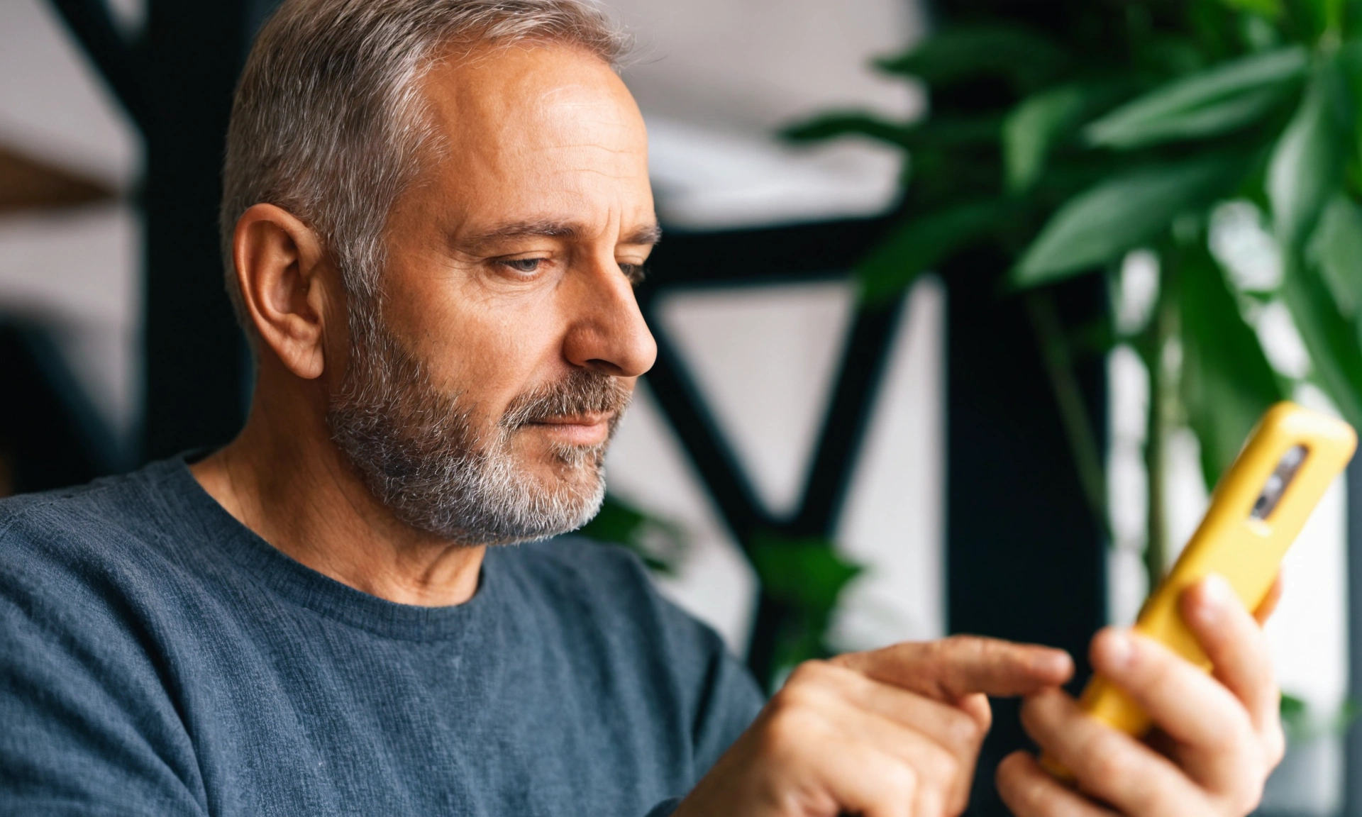 Co to spoofing? Mężczyzna na zdjęciu właśnie otrzymał dziwnego SMS-a.