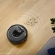 Robot odkurzający iRobot Roomba i7 zbiera okruszki na podłodze